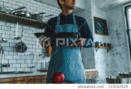 一個男人在廚房裡 119182029