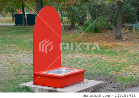 Drinking bowl for animals and birds in the city park 119182451