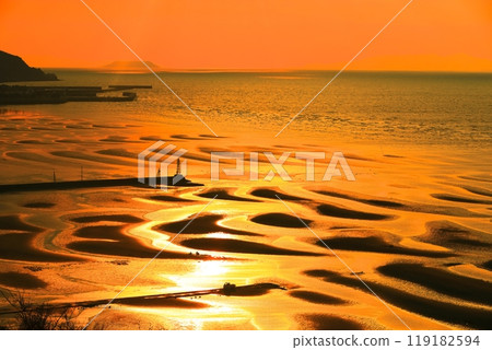 [Kumamoto Prefecture] Evening view of Okoshiki beach on a superb view day 119182594