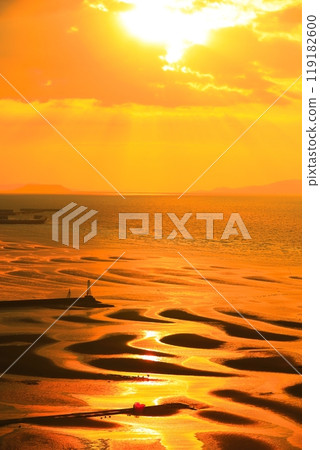 [Kumamoto Prefecture] Evening view of Okoshiki beach on a superb view day 119182600