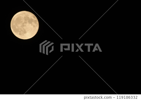 Moon age 15.7, Hazuki, Mochizuki Sturgeon Moon rising in the evening sky Moon age 15.7, Hazuki, Mochizuki Sturgeon Moon rising in the evening sky 119186332
