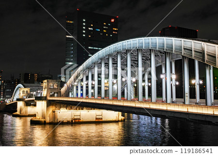 東京/勝哄橋在夜間照明 119186541