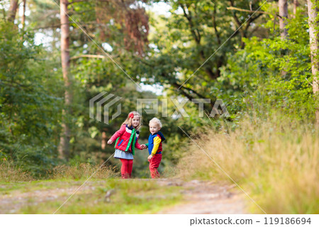 Kids playing in autumn park 119186694