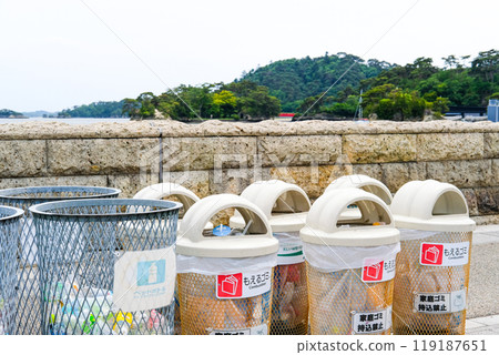 垃圾桶並排排列 119187651