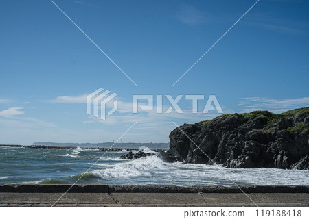 : Rough waves and coastline of Choshi River, Chiba Prefecture 119188418