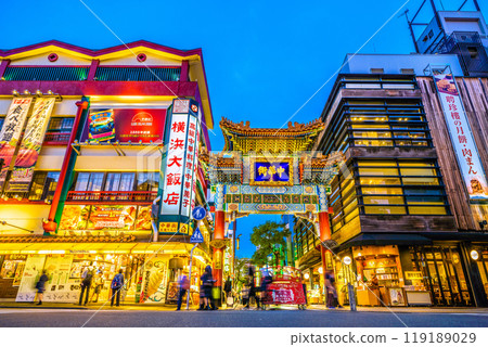 日本橫濱城市景觀十月。繁華的橫濱中華街和善鄰門的景色= 11th 119189029