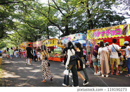 祭典當天,人們看起來就像是與朋友、家人和其他人一起抬著神轎,在攤位上享受節日的樂趣。 祭典當天,人們看起來就像是與朋友、家人和其他人一起抬著神轎,在攤位上享受節日的樂趣。 119190273