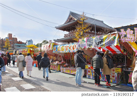 The temple grounds are lined with festival stalls. Foreign tourists are also enjoying the unexpected festival atmosphere. The temple grounds are lined with festival stalls. Foreign tourists are also enjoying the unexpected festival atmosphere. 119190317