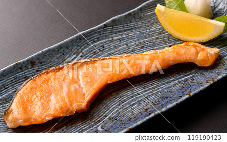 Grilled salted salmon 119190423