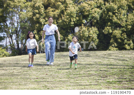父母和孩子在公園玩耍 父母和孩子在公園玩耍 119190470
