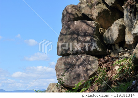 Stone wall of the mountain castle 119191314