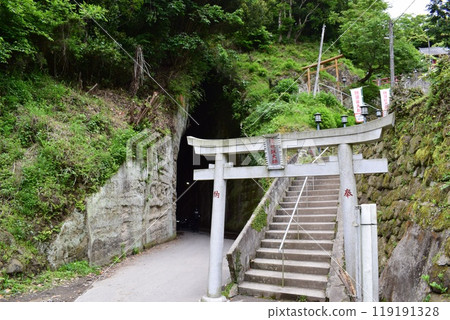 Tozenji Temple Torozaka Daishi stairs and tunnel 119191328
