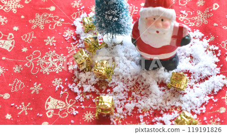聖誕老人和聖誕樹與粉雪的形象 聖誕老人和聖誕樹與粉雪的形象 119191826