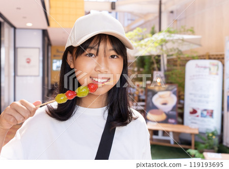 吃草莓糖的十幾歲的女人 119193695