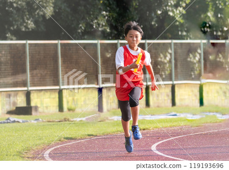 小學生田徑比賽接力賽 119193696