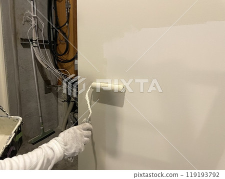Undercoat painting of iron doors 119193792
