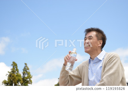 老人休息補水 119193826