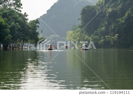 Tourist boat on the river at Trang An, Vietnam. 119194111