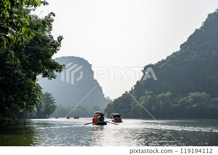 Tourist boat on the river at Trang An, Vietnam. 119194112