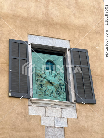 reflection clock face of Girona Cathedral in window of building 119195002