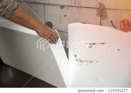 builder installs polystyrene foam sheets 119195257
