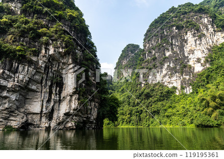 Landscape view of Trang An in Ninh Binh, Vietnam. 119195361
