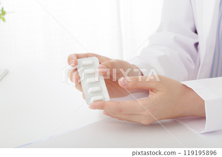 穿白大褂的女士解釋處方藥(無臉) 穿白大褂的女士解釋處方藥(無臉) 119195896