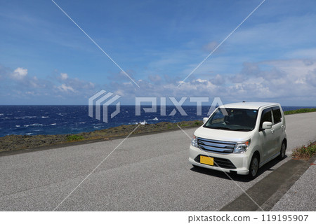 與那國島南牧場附近海岸線的道路和汽車 與那國島南牧場附近海岸線的道路和汽車 119195907