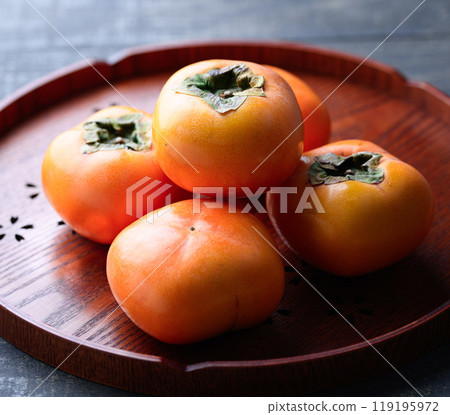 秋天的味道:托盤上的柿子 秋天的味道:托盤上的柿子 119195972