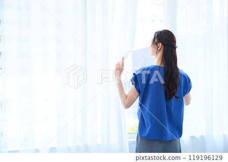 女人看外面的風景 119196129