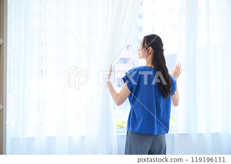 女人看外面的風景 119196131