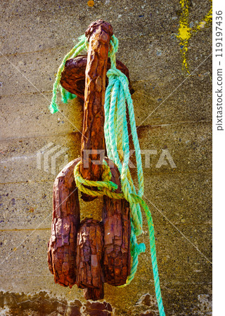 Rusty bollard for the mooring of fishing vessel in port 119197436