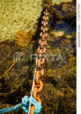 Rusty old metal chain links in port. 119197565