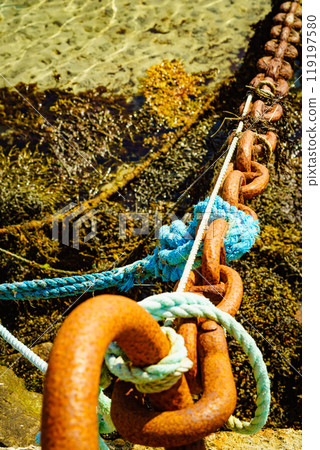 Rusty old metal chain links in port. 119197580