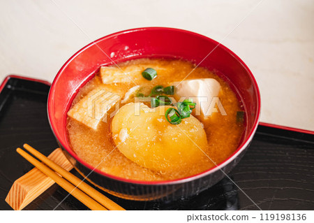 味噌湯配馬鈴薯、油炸和豆腐 119198136