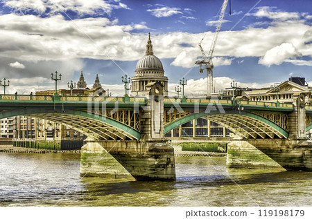 View of St. Paul Cathedral over Southwark Bridge, London, UK 119198179