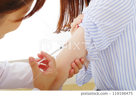 一名婦女在手臂上接受注射 119198475