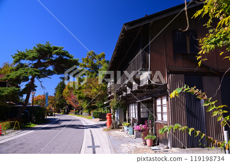 Oiwake post station on the Nakasendo road in autumn 119198734