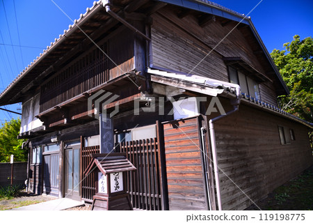 Oiwake post station on the Nakasendo road in autumn 119198775