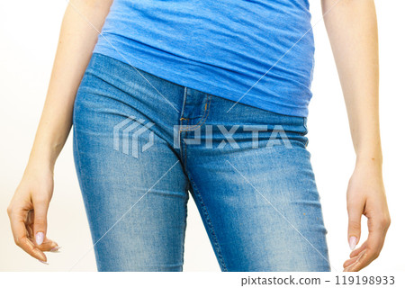 Female hips wearing blue jeans 119198933