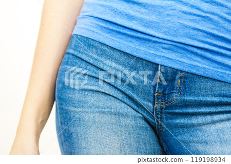 Female hips wearing blue jeans 119198934