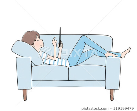 一個男人一邊放鬆地坐在沙發上，一邊看著平板電腦 119199479