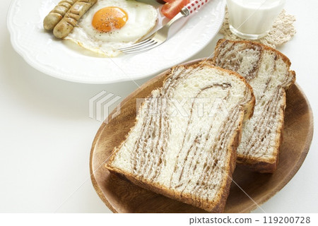 大理石麵包和煎蛋香腸盤 大理石麵包和煎蛋香腸盤 119200728