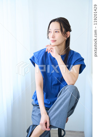 坐在椅子上的女人 119201429