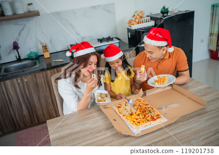 asian little family having meal christmas night asian little family having meal christmas night 119201738