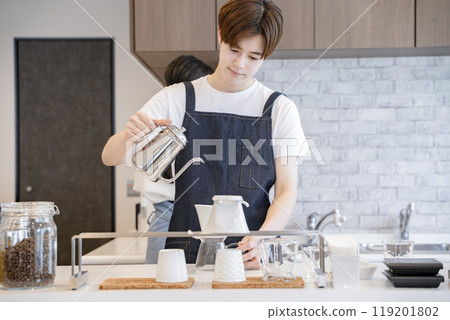 在咖啡館工作的男職員 119201802