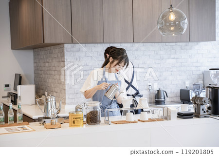 在咖啡館工作的職員，女性，男性 119201805