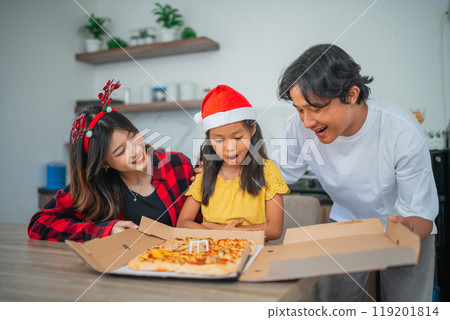 daughter shocked by father bring pizza 119201814