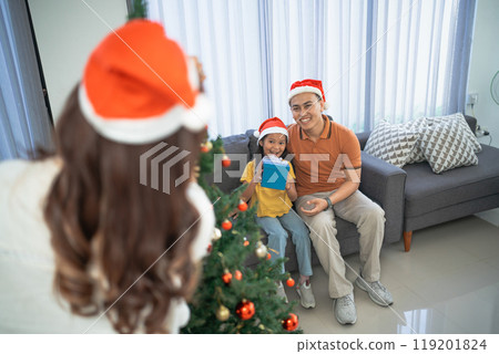 father and daughter surprise mother christmas present 119201824