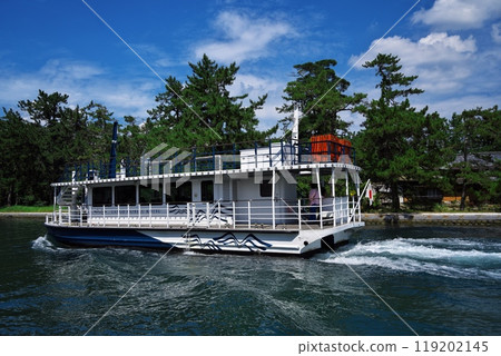 夏天穿越天橋立海鮮橋的遊船 119202145